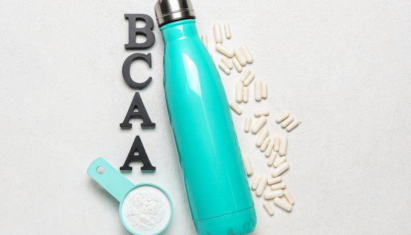 BCAA in white powder and capsules